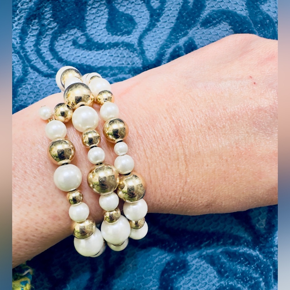 NWT‎ Gold and White Multi-Strand Pearl Bracelet